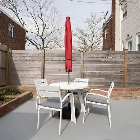 Sojourn Townhome In Old Town Alexandria With Relaxing Yard